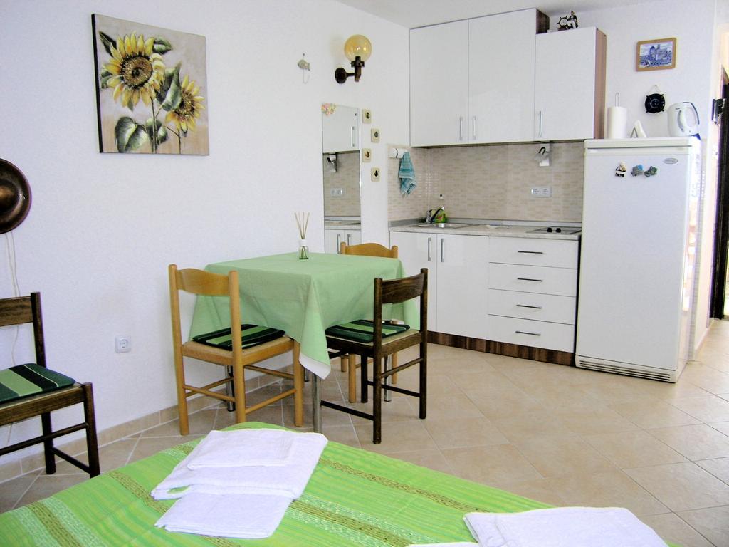 Studio Apartment Tamara Krk Town Habitación foto